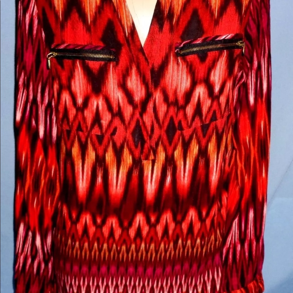 NOTATIONS Small V-neck blouse. Zipper Pockets.